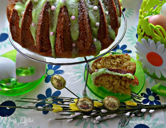 Остывший кекс покройте глазурью, присыпьте сахарной пудрой и украсьте цветными бусинами.  Приятного вам аппетита!