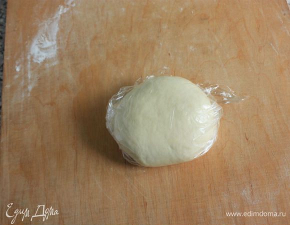 Тесто хорошо вымесить до гладкого состояния. Оно получилось великолепное! Дополнительная мука может потребоваться, но совсем чуть-чуть. Обернуть тесто пищевой пленкой и убрать в холодильник на 1 час (я оставила при комнатной температуре на 30 минут).