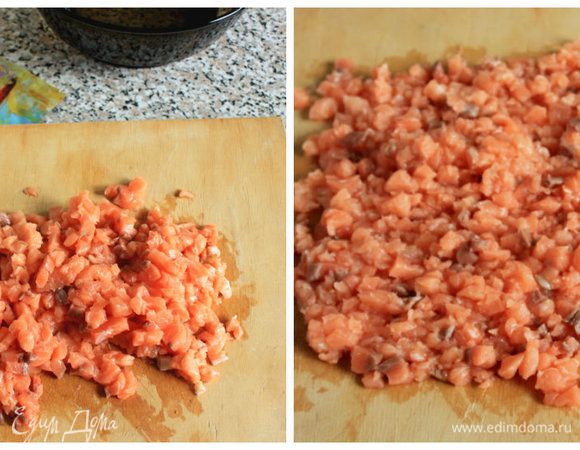 С филе лосося снять кожу, филе нарезать очень мелкими кусочками, затем порубить ножом либо сразу пропустить через мясорубку с крупной решеткой.
