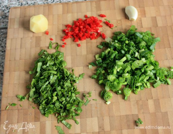 Лук и кинзу мелко нарезать. Чеснок и чили порубить, имбирь натереть на терке. 