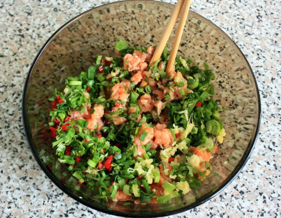 Сложить все ингредиенты в миску, добавить соевый соус, лимонный сок и кунжутное масло. Начинка должна быть сочной, поэтому при необходимости можно добавить немного холодной воды.