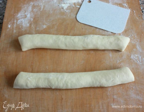 Положить его на стол и разрезать в двух противоположных местах. Вуаля! Две ровные колбаски готовы, ничего раскатывать не надо! А то у меня при обычном раскатывании теста края получаются тоньше, чем середина.