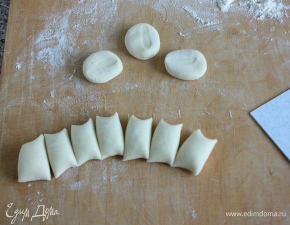 Колбаски нарезать на небольшие кусочки. Примерно 30 штук должно получиться.