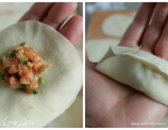 Взять диск из теста на ладонь, положить примерно 1 ч. л. начинки. Соединить противоположные стороны диска, формируя полумесяц, сжать посередине (у меня тут полумесяц сидячий вышел). Если вы готовите в одиночестве, и края теста чуть подсохли, смачивайте их слегка водой. Поставьте рядом маленькую миску.