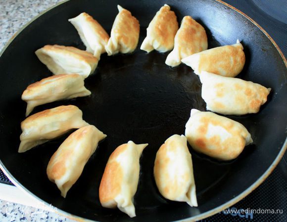 Затем перевернуть, добавить 100 мл кипятка и готовить под крышкой 3-4 минуты. Защипанные края должны быть в воде.