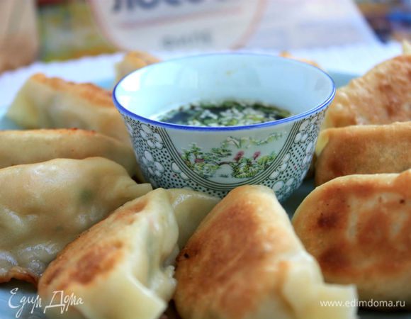 Для соуса смешать все ингредиенты и подавать с горячими пельменями. В ингредиентах указан рисовый уксус, но на самом деле должен быть китайский красный уксус. С соусом можно экспериментировать, добавляя порошок чили, кинзу и т. д.