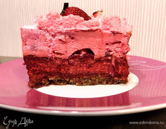 Получаем вот такой чизкейк из 4 слоев: основа из печенья с грецким орехом, творожный слой, покрытый клубничным муссом и как завершающий акцент классика жанра - клубника со взбитыми сливками. Это надо пробовать — «И пусть все подождут»!