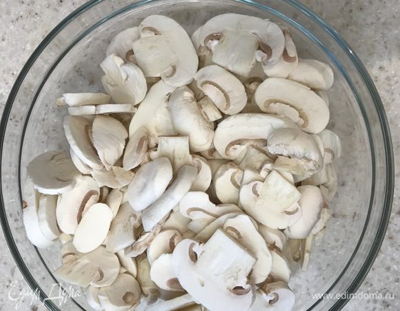 Шампиньоны очистите. Нарежьте дольками.