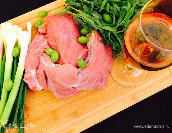 Для этого блюдо нам нужен не соус ткемали, а само молодое ткемали (можно заменить молодой алычой). Вино — Ркацители.