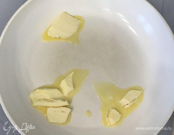 В нагретую сковороду добавьте сливочное масло. Следом — шампиньоны. Жарьте, пока не испарится жидкость.