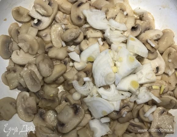 Лук нарежьте полукольцами. Добавьте к грибам. Жарьте до золотистого цвета.