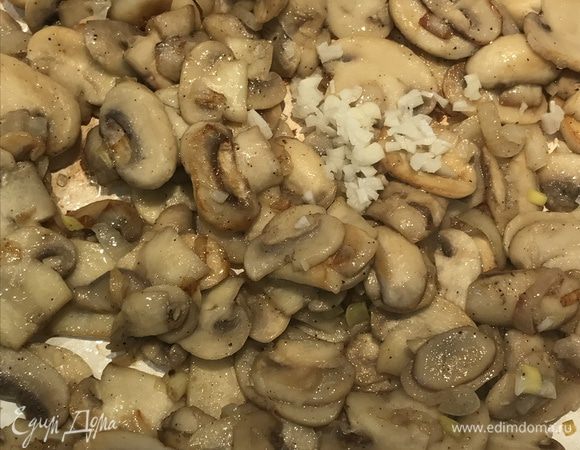 Посолите и поперчите. Добавьте измельченный чеснок. Жарьте еще 2 минуты.