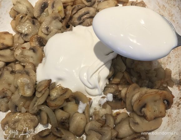 Добавьте сметану. Тушите на маленьком огне 10–15 мин.