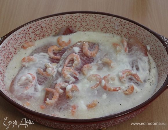 Форму для запекания смазать сливочным маслом, выложить рыбу, креветки, посолить, поперчить, сбрызнуть лимонным соком, добавить сливки и вино.