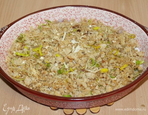 Выложить крамбль на рыбу и отправить запекаться при 180°С, на 25-30 минут.