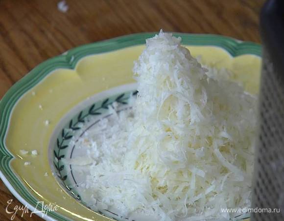 Сыр натереть на мелкой терке.