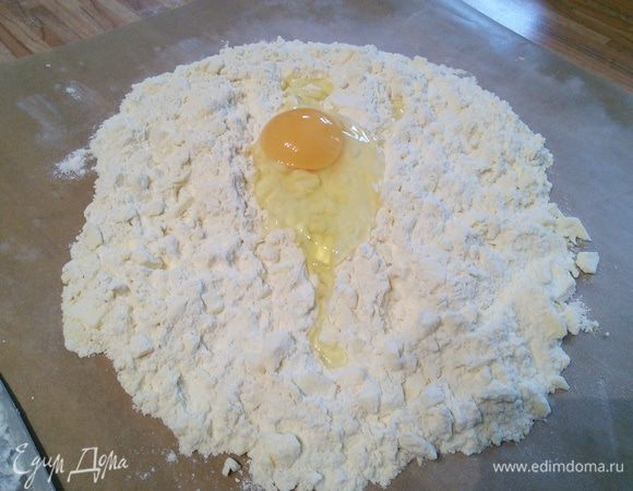 Тесто порубить с помощью большого ножа и добавить яйцо и ложку лимонного сока. 