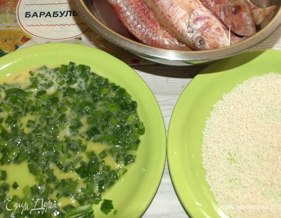 Яйцо взбить, зеленый лук мелко порубить. Соединить яйцо, лук, сок половины лимона, соль по вкусу. В отдельную тарелку насыпать кунжут.