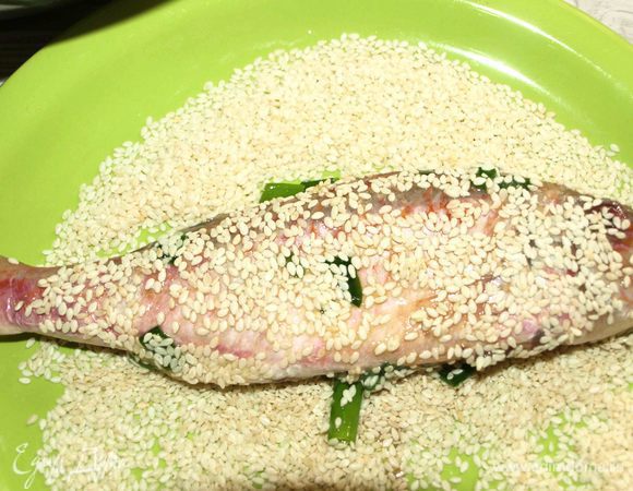 Затем обвалять в кунжуте.