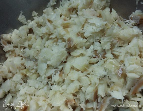 Яйца отварить.
Филе трески (у меня стейки), залить водой и варить 15 минут, не солить. Я варю рыбу в пароварке. Мне она так кажется меньше водянистой. Остудить треску и разобрать на волокна.