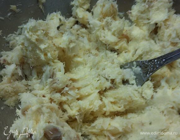 К рыбе добавить сливочное масло комнатной температуры. Размять до однородности.