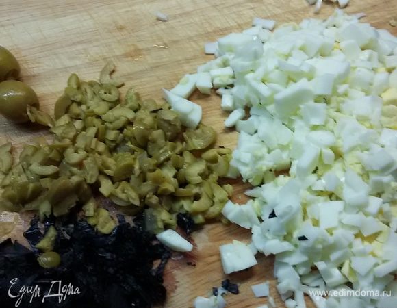 Базилик промыть, обсушить. Оборвать листочки и мелко порезать. Так же мелко порезать яйца и оливки.