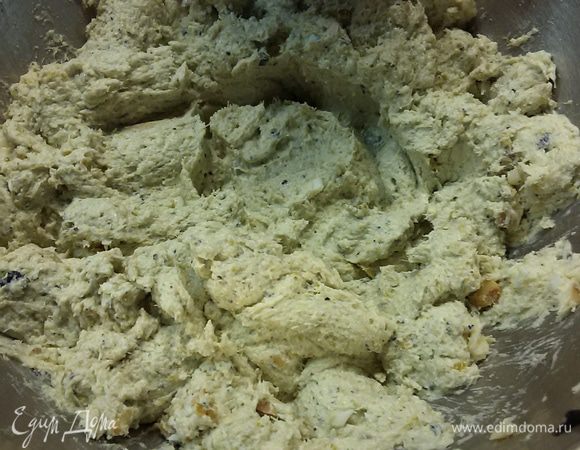 Все смешать и пробить блендером до однородности. Выложить паштет в формочку и поставить в холодильник охлаждаться. 
Подавать с хлебом или тостами.