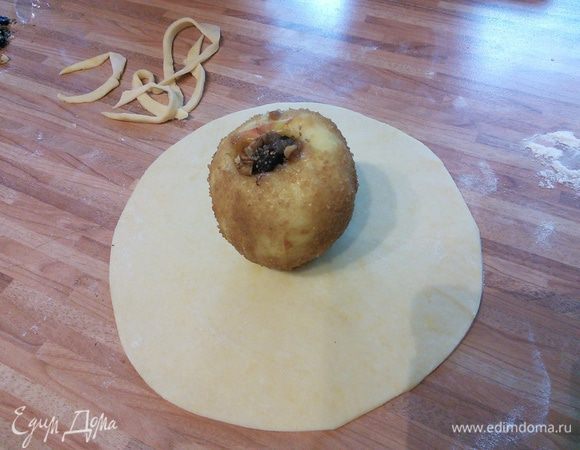 Тесто разделить на 3 равные части. Раскатать скалкой, неровности отрезать. Эти кусочки теста понадобятся для декора. 