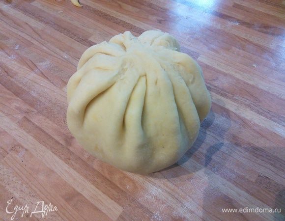 Завернуть яблоко тестом по кругу, образуя складки, которые обращены в одну сторону. Скрепить тесто сверху аккуратно, но тщательно. Вставить плодоножку.