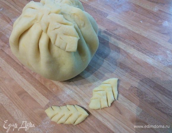 Из остатков теста сформировать листики. 