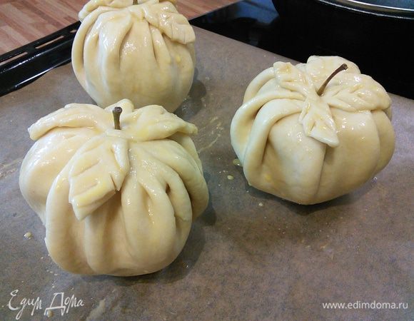 Оказалось не сложно. Я не сильна в декорировании, но даже у меня получилось неплохо :) Смазать яблочки смесью желтка и 1 ч. л. воды. 