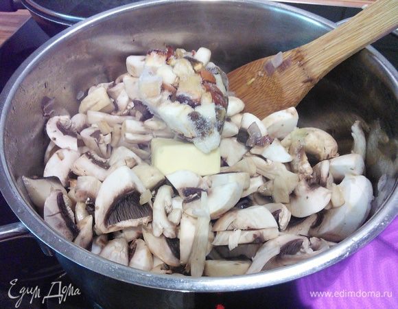 К пассерованному луку добавить шампиньоны, тушить несколько минут, пока грибы уменьшаться в размере. Я добавила горсть лесных грибов из заморозки.