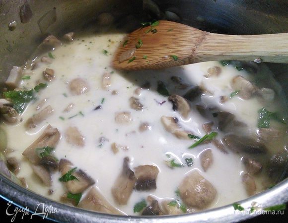 Добавить рубленую петрушку, влить бульон и сливки, прогреть и снять с огня. Я дала супу немного остыть, заправила лимонным соком, посолила, поперчила и пробила погружным блендером до консистенции супа-пюре. Кстати, о консистенции: на ваш вкус можете добавить еще немного бульона и сливок, если вам покажется, что суп густоват (я так и сделала).