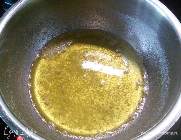 Для начала нужно растопить сливочное масло. На маленьком огне томить масло до золотистого цвета. Оно не должно пригореть, на дно ковшика осядут крупинки, которые после там и останутся. Масло немного охладить. 