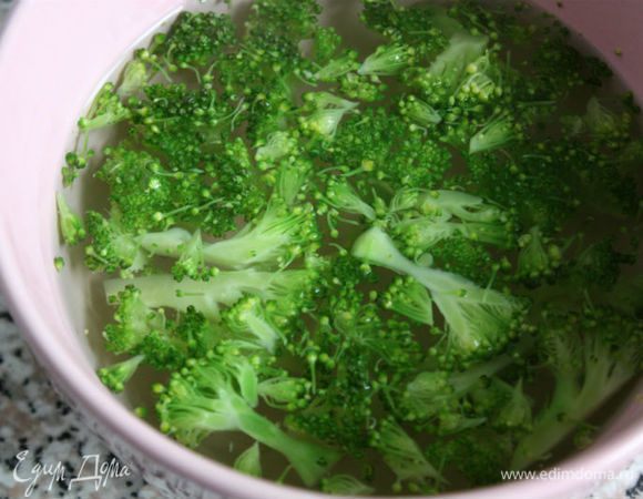 Налить кипяток на брокколи и оставить на 2 минуты, затем воду слить и обдать капусту холодной водой, обсушить.