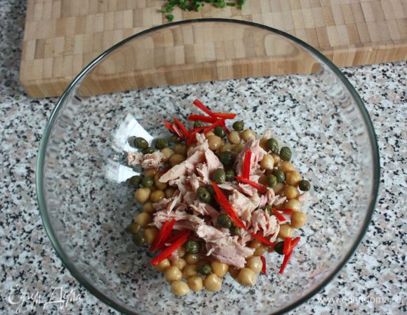 Сложить все твердые ингредиенты к рыбе и перемешать осторожно.