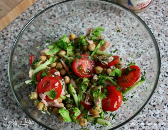 В последнюю очередь добавить помидоры, петрушку и брокколи. Нужно ли солить, решайте сами. Оливковое масло не рекомендовано, но думаю, что 1 ч. л. для запаха не испортит салат. Подавать с дольками лимона для выжимания.