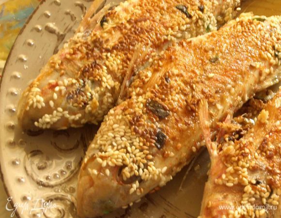 Выкладываем готовую рыбу на блюдо, посыпаем сахаром. Перед подачей полить коньяком и поджечь.