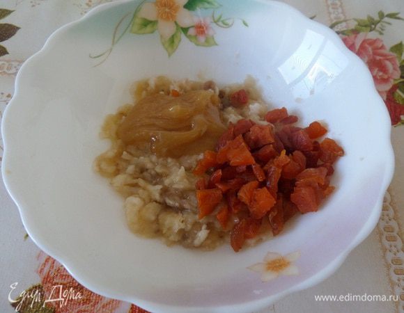 Банан разминаем вилкой. Курагу промываем и нарезаем. Выкладываем в чашку банановое пюре, нарезанную курагу и мед.