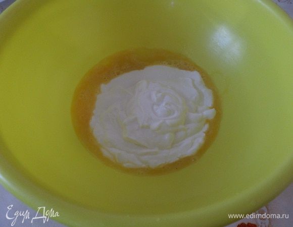В чашку разбиваем яйцо. Добавляем щепотку соли. Взбиваем вилкой. Добавляем сметану.