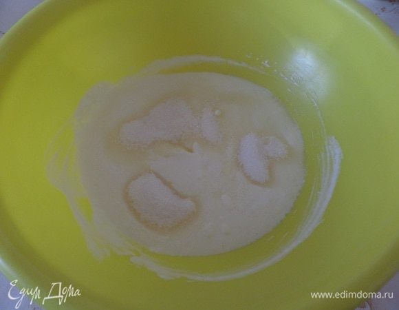 Добавляем к сметанно-яичной массе сахар. Хорошо перемешиваем.