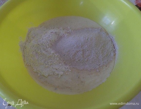 Добавляем просеянную муку двух видов. (Я использую самоподнимающуюся муку, поэтому не добавляла разрыхлитель. Можно использовать обычную пшеничную муку, но добавить разрыхлитель теста).