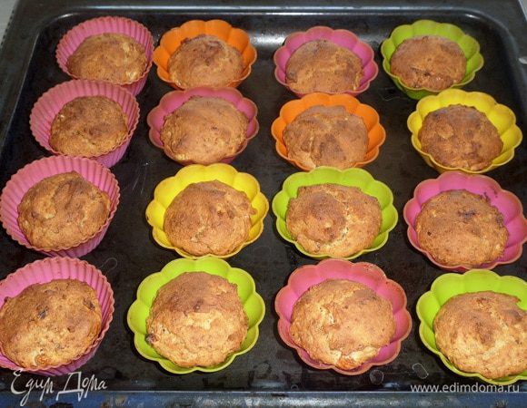 Выпекаем кексы в разогретой духовке 25-35 минут при 180°С, ориентируясь на свою духовку.