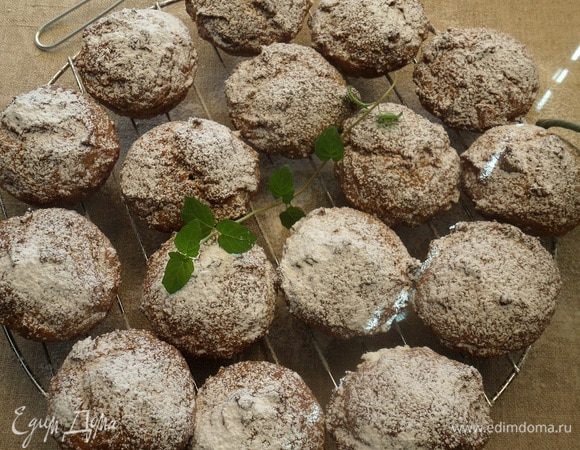 Подаем кексы к чаю, к кофе. Детям нравятся такие кексы с какао или молоком.