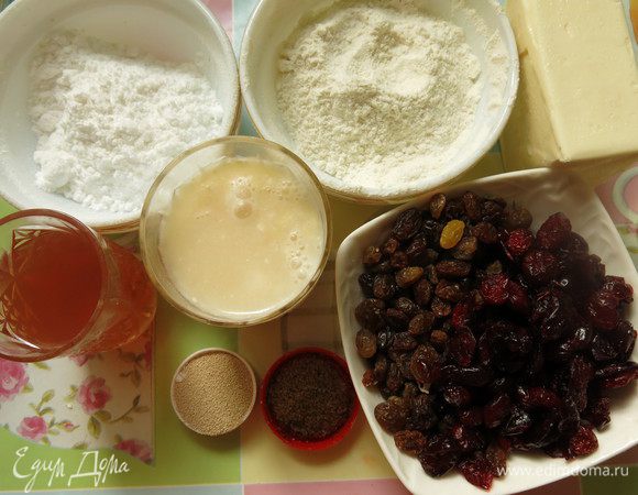 Подготовим компоненты по списку. Обогащаем выпечку ароматами — у меня ванильный сахар бурбон и сок айвовый,  начинка — лесные орехи очищенные, клюква и изюм.