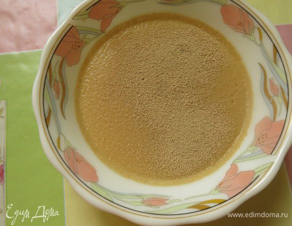 Нагреваем сыворотку (молоко), кладем чайную ложку сахарной пудры и разводим дрожжи.