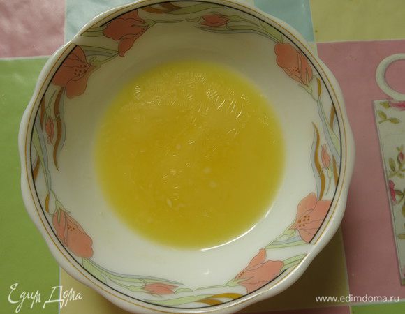 Растапливаем 40 г сливочного масла.