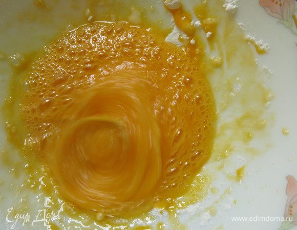 Сбиваем 1 яйцо, 2 желтка и 100 г сахарной пудры, ванильный сахар. В оригинальном рецепте 80 г сахара.