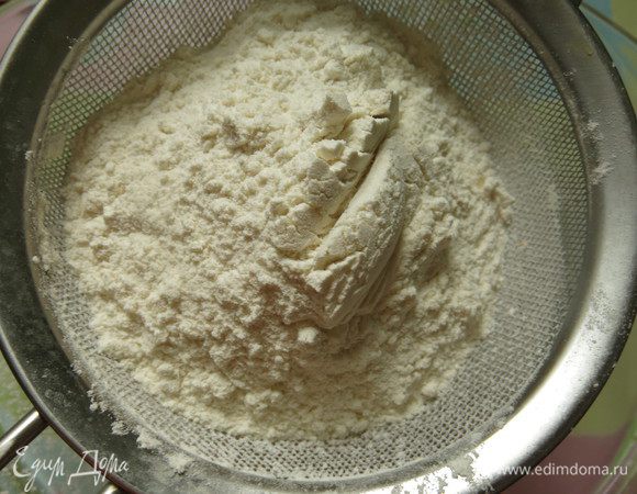 Просеиваем муку. Рекомендую использовать «Рязаночку».