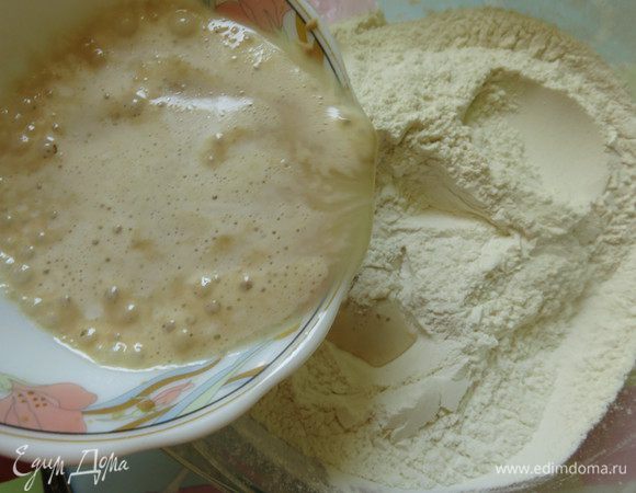 Вливаем дрожжи.